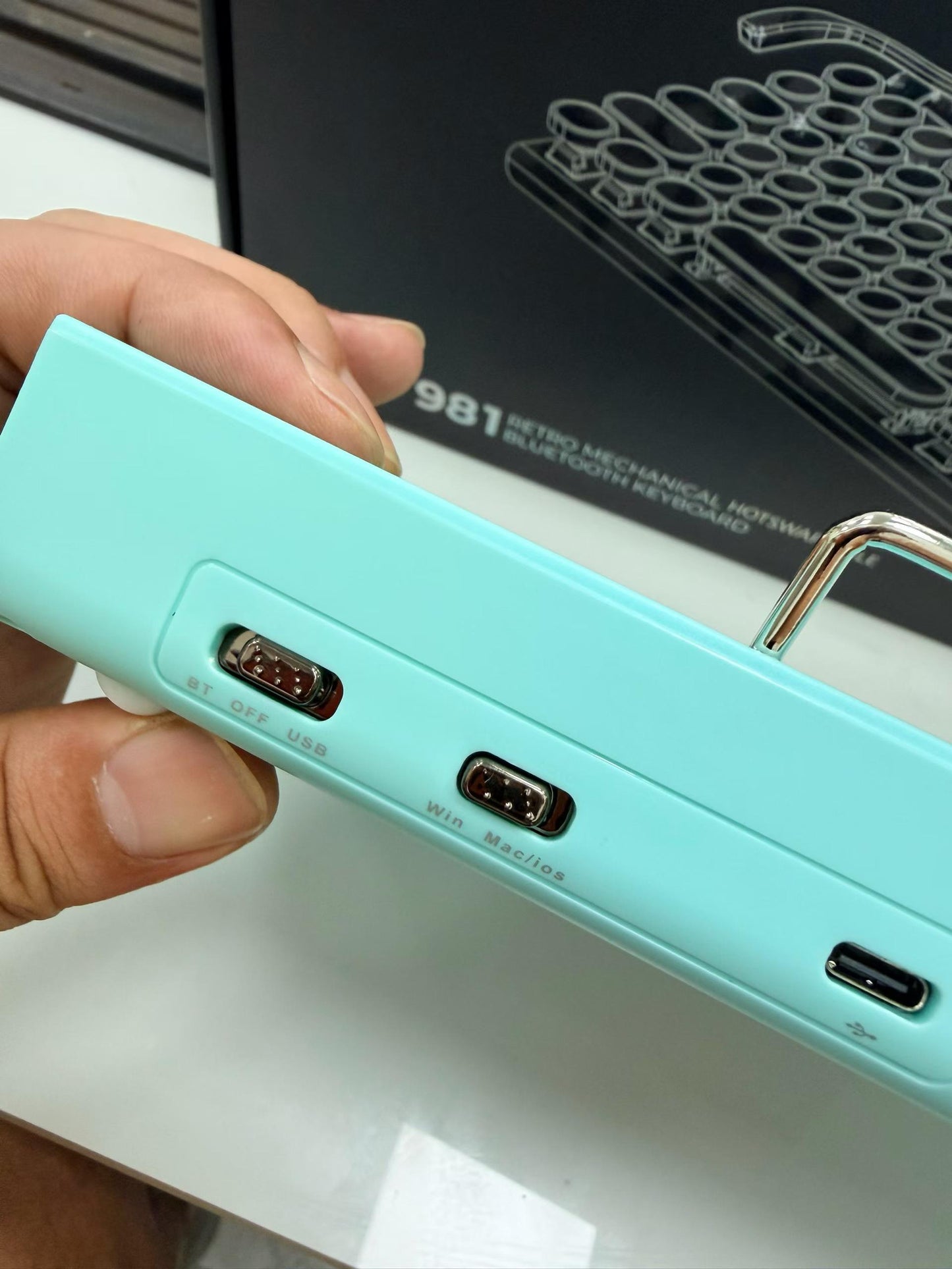 Retro Typewriter Style Wireless Keyboard - Wholesale